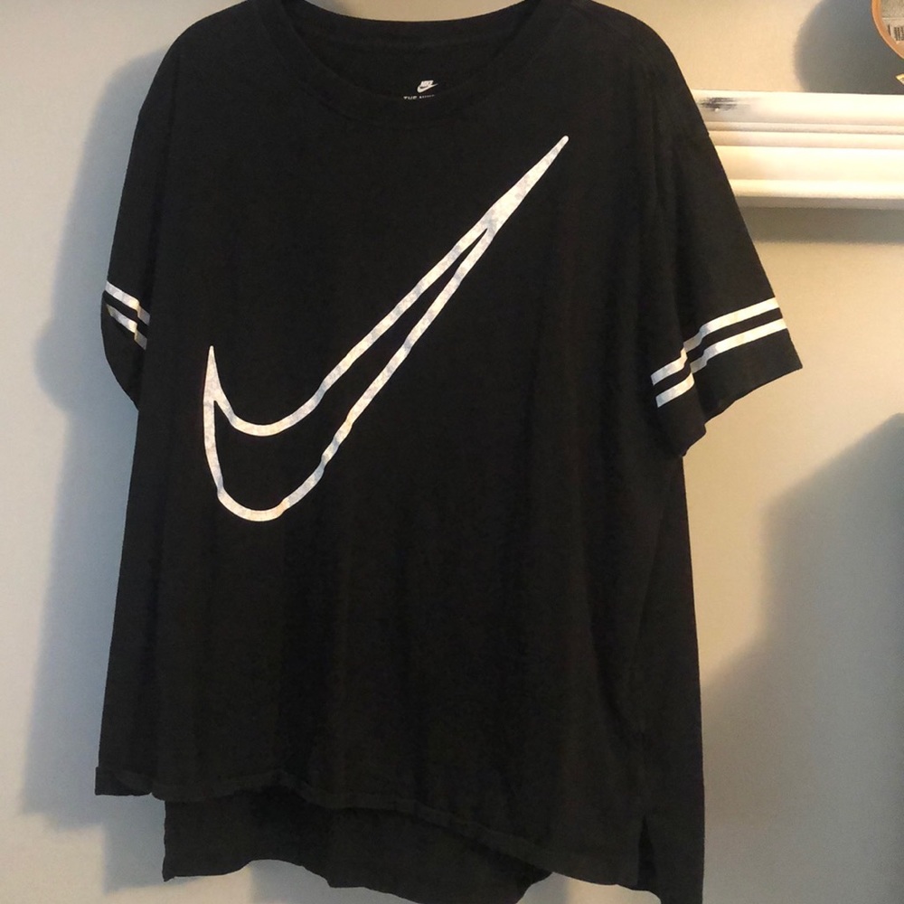 XL NIKE T-SHIRT. Black with grey/white detail